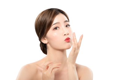 白色背景下棚拍化妆中的美女