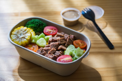 外卖盒中的轻食牛肉沙拉