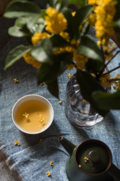 甜香桂花普洱茶和插花