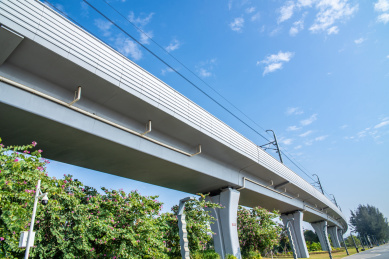 蓝天下的城市地铁高架桥