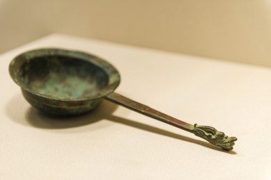 汉代-龙柄熨斗 熨斗