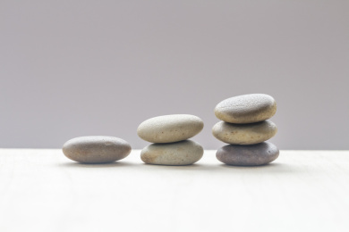 木板上堆叠的稳定的鹅卵石