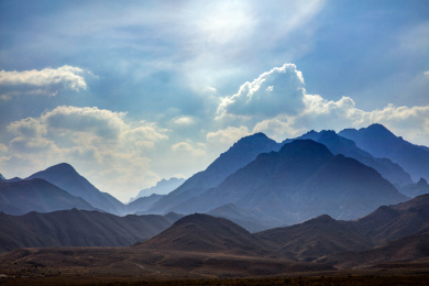 蓝天白云下的高山风光