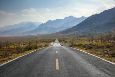 黄昏下的沙漠公路
