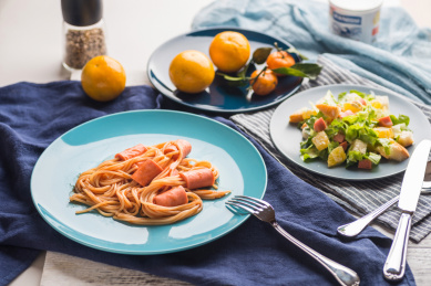 时尚美味意面和沙拉