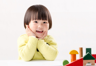 认真听课的幼儿园小女孩