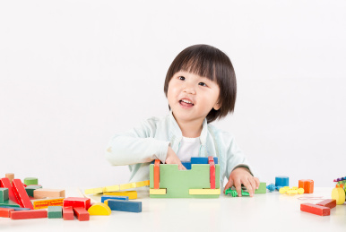 开心的玩积木的小女孩