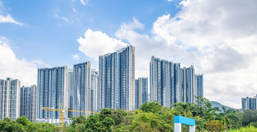 蓝天白云下的城市新楼盘