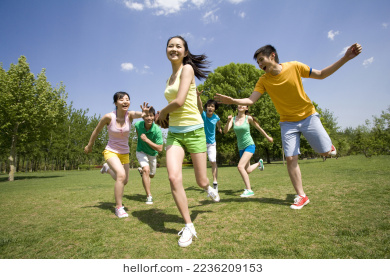 年青人在一起追跑 中国人