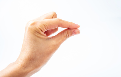 亚洲女性伸手拿东西手势概念图