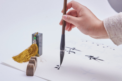 在桌子上写毛笔字