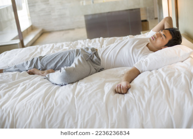 年轻男子躺在床上睡觉