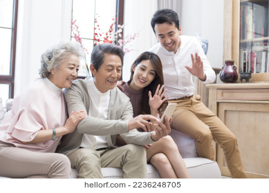 快乐家庭新年用手机视频聊天