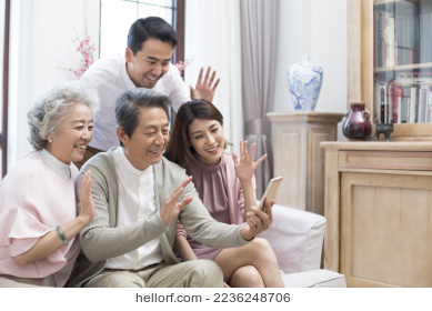 快乐家庭新年用手机视频聊天