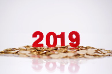 红色的2019立体数字与微缩人偶概念图片