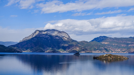 云南宁蒗泸沽湖女神峰