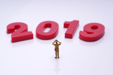 红色的2019立体数字与微缩人偶概念图片