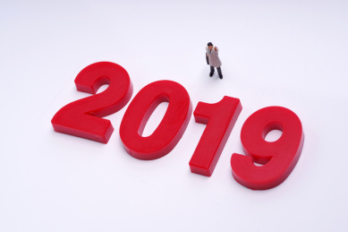 红色的2019立体数字与微缩人偶概念图片