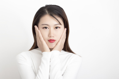 双手捧脸的女生 美女