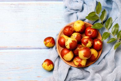 冬枣放在木盘里