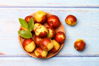 冬枣放在木盘里