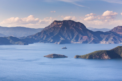 云南丽江地区美丽的泸沽湖