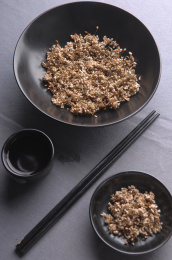 调料干韭菜花在碗里