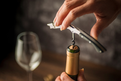 用海马刀开启红葡萄酒