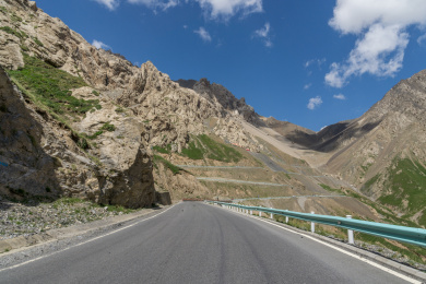 夏季晴天中国新疆独子山G217国道戈壁滩山地公路