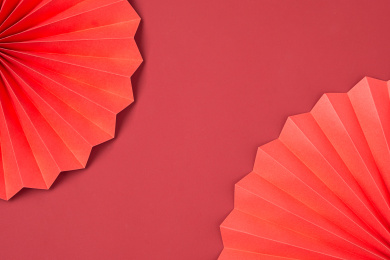 红色背景上面的折扇背景素材