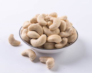 白背景腰果干 中国