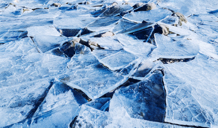 裂开的河水冰面 冰