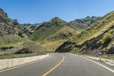 中国新疆夏季蓝天白云下高山草原独库公路