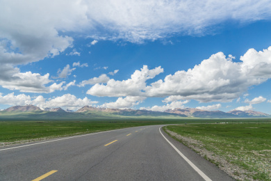 中国新疆夏季蓝天白云下高山草原独库公路