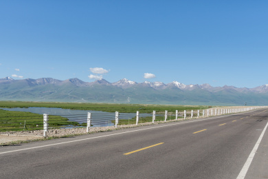 中国新疆夏季蓝天白云下高山草原独库公路