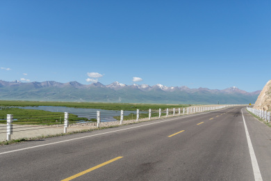 中国新疆夏季蓝天白云下高山草原独库公路