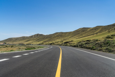 中国新疆夏季蓝天白云下高山草原独库公路