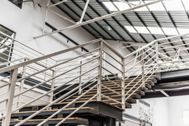 室内办公环境的钢结构楼梯