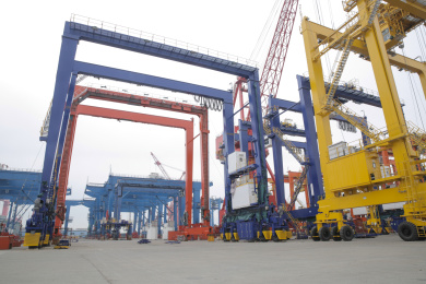 码头上的龙门架 卸船机