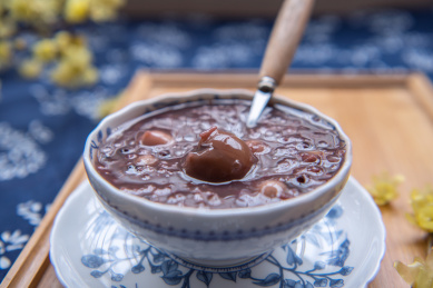 节日美食腊八粥和腊梅花