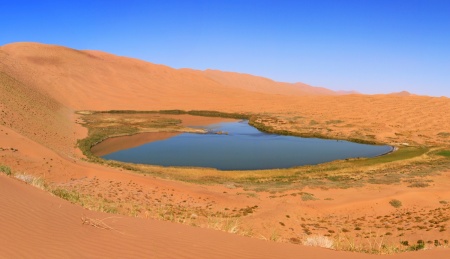 中国内蒙古巴丹吉林沙漠绿洲中的湖泊