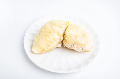 一块榴莲肉在白背景上