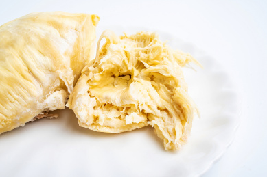 一块榴莲肉在白背景上