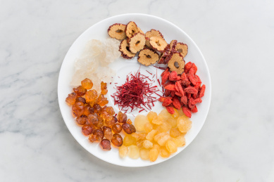 包含桃胶-雪燕-藏红花-皂角米和枸杞以及红枣的滋补佳品