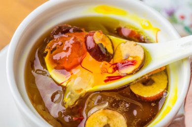 包含桃胶/雪燕/藏红花/皂角米和枸杞以及红枣的中华传统滋补佳品