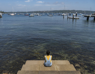 坐在岸边的女孩 女孩