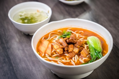 红烧肉河捞面 面条汤