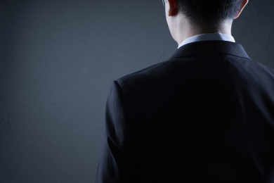 年轻商人背影特写肖像图