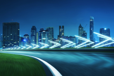 城市五颜六色的汽车高速光。