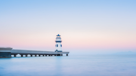 日落余晖下的珠海灯塔